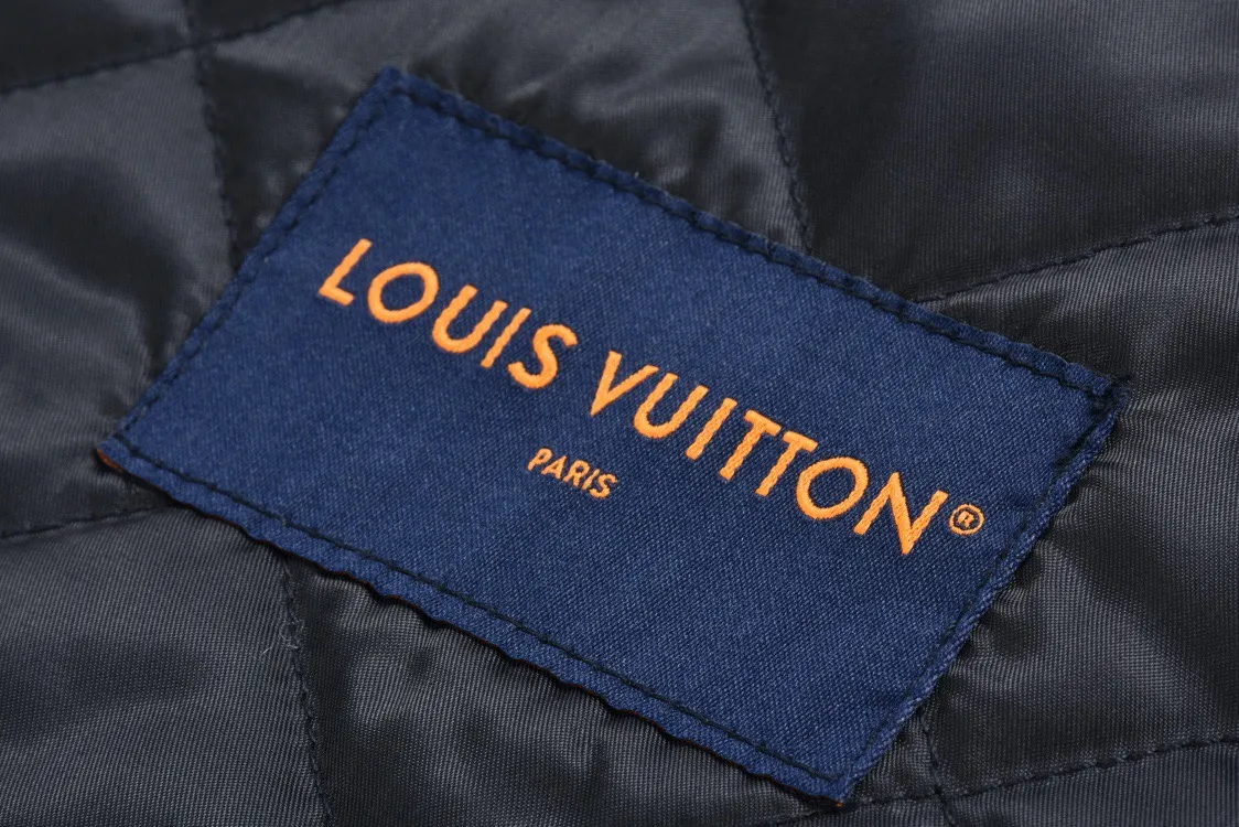 🅿️1200 1v 24SS Huoshaoyun flocked denim cotton jacket. The original version was purchased for 44,000. The fabric is made of jacquard flocked denim with twill weave. The thick twill texture and clear lines have been properly processed. The fabric is custom-dyed and spun yarn is flocked, with the classic presbyopia pattern throughout. The entire piece of garment is cut using infrared laser positioning. The body is cut by hand to match the pattern. The pieces are cut and positioned to match the pattern. The entire width of the garment is fixed with single-needle embroidery in thick lines. From the lapels, thresholds, sleeves, and pockets, all are made to high-end sewing standards, and multiple processes are exclusively developed and customized, resulting in huge fabric losses. The interior is made of polyester fiber filling, and diamond-shaped wiring is used to fix the filling to prevent it from deforming. The entire hardware and accessories are individually molded and customized. Each piece is made by a master with rich washing experience. He uses gauze to dip acrylic paint and apply it evenly on the flocking surface by hand according to the original positioning method. The dyeing time is controlled, and the scrap rate of defective products is extremely high. Each large piece presents a unique fire cloud effect. Size:46-48-50-52